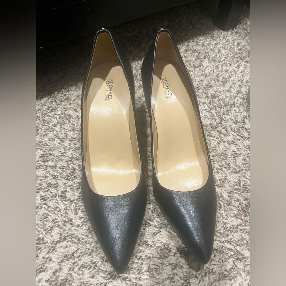 Black pumps